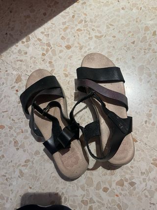 Sandalias negras y beige tacón cuña