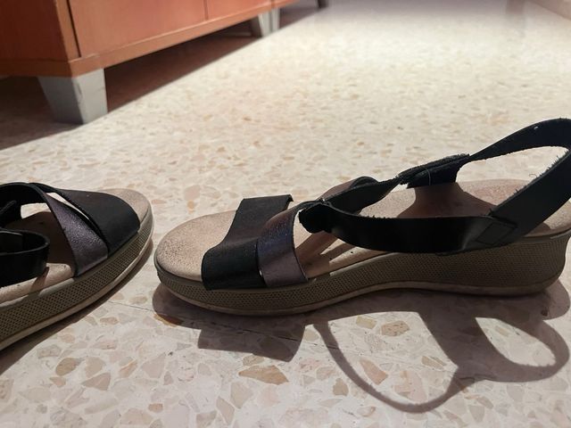 Sandalias negras y beige tacón cuña