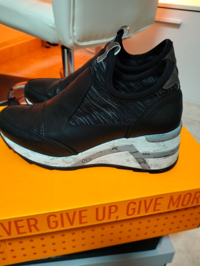 Botas de plataforma de piel negras y plateadas