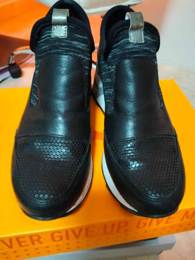 Botas de plataforma de piel negras y plateadas