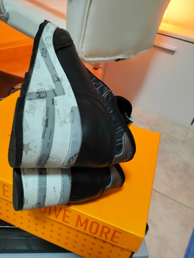 Botas de plataforma de piel negras y plateadas