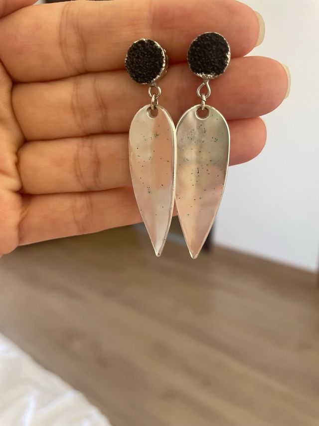 Pendientes hoja plateados con detalle negro