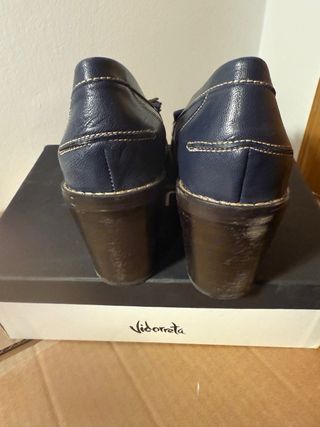 Zapatos de piel azul con borlas y tacón