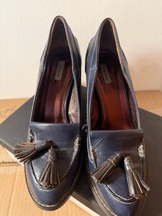 Zapatos de piel azul con borlas y tacón