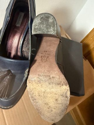 Zapatos de piel azul con borlas y tacón