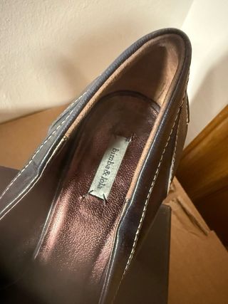 Zapatos de piel azul con borlas y tacón