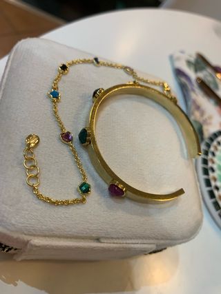 Brazalete y pulsera doradas con piedras preciosas