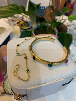 Brazalete y pulsera doradas con piedras preciosas