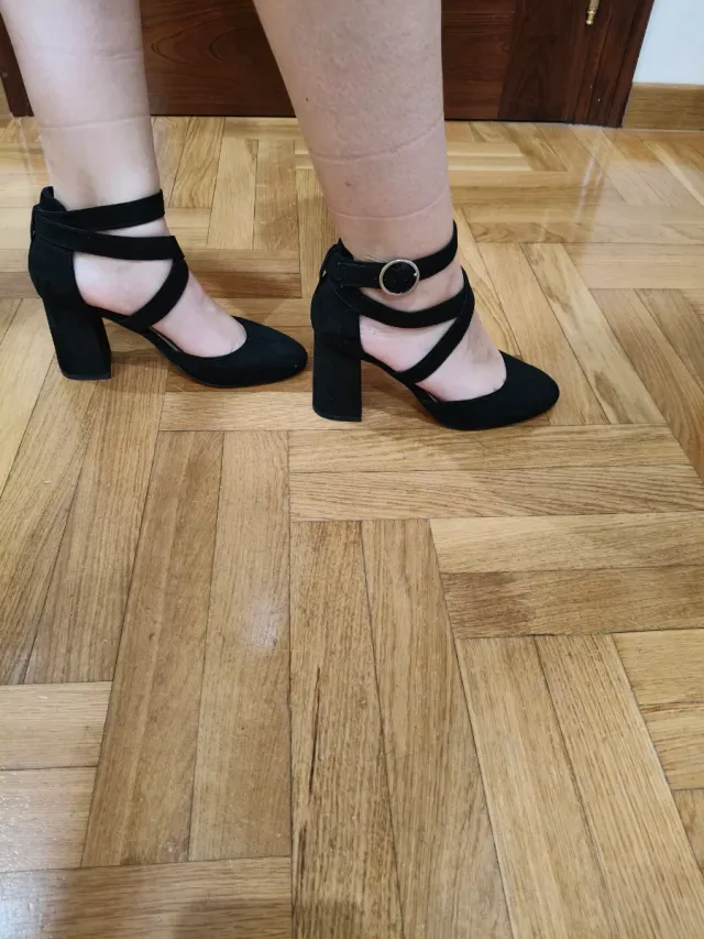 Zapatos negros de tacón con tiras