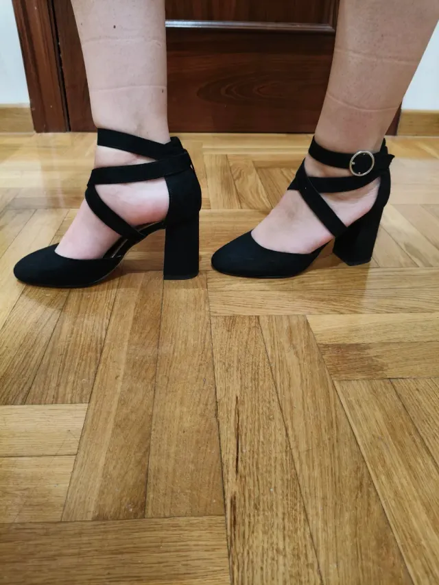 Zapatos negros de tacón con tiras
