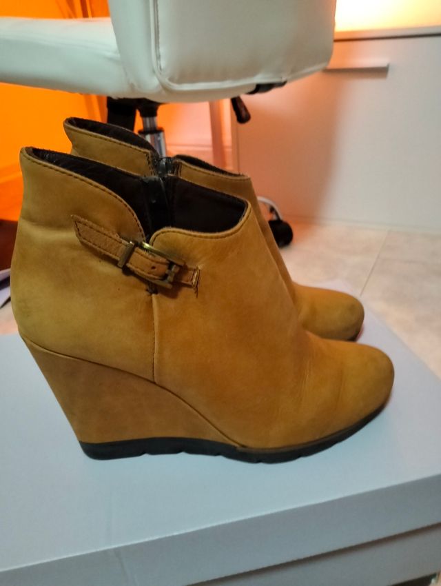 Botines de cuña color mostaza