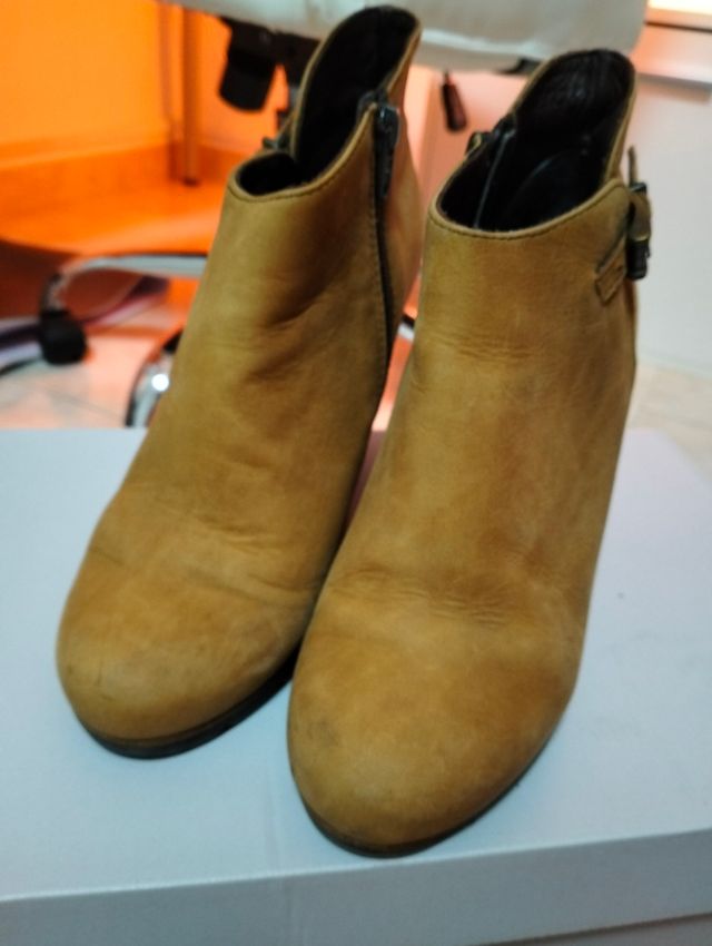 Botines de cuña color mostaza