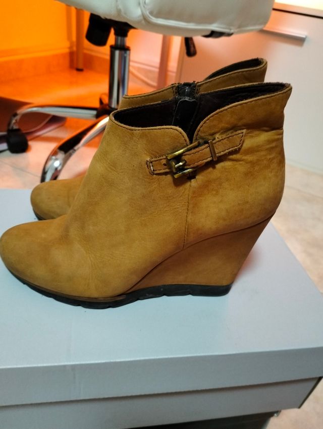 Botines de cuña color mostaza
