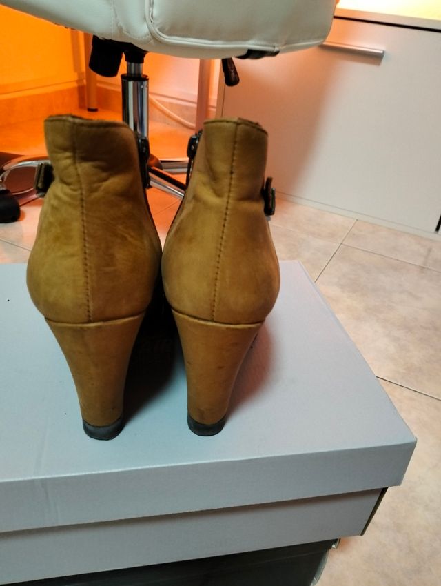 Botines de cuña color mostaza