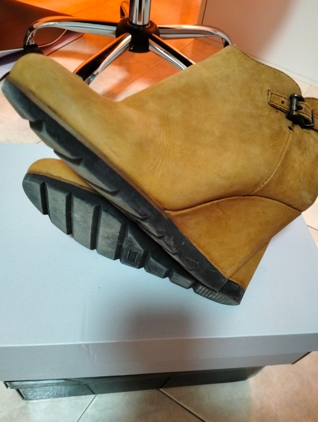 Botines de cuña color mostaza