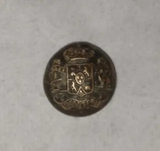 Botón militar antiguo con escudo