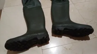 2 Botas pesca Niño, 10'5 y 6½ vta por separado.