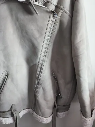 Chaqueta de piel sintética beige/gris