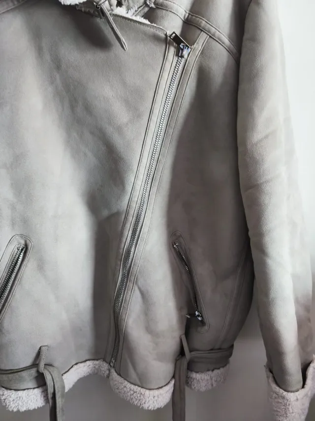 Chaqueta de piel sintética beige/gris