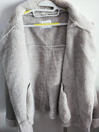 Chaqueta de piel sintética beige/gris