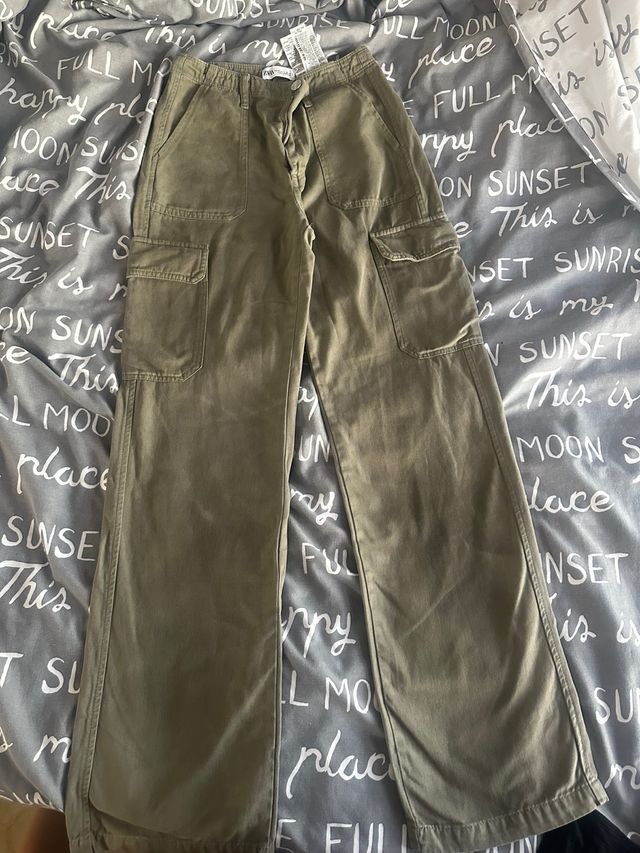 Pantalón cargo Zara verde talla 34