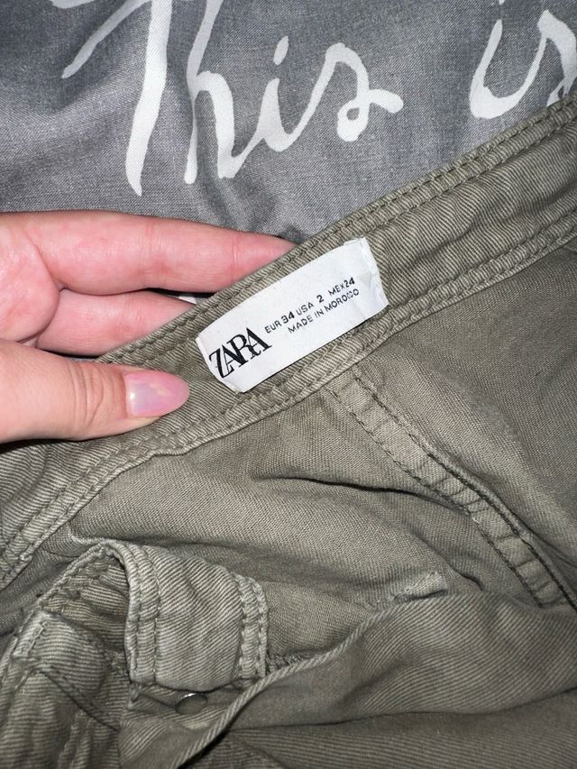 Pantalón cargo Zara verde talla 34