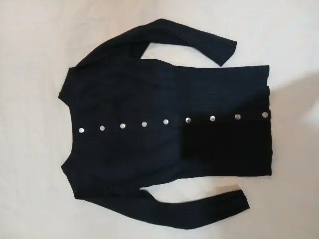 Camiseta negra con botones plateados