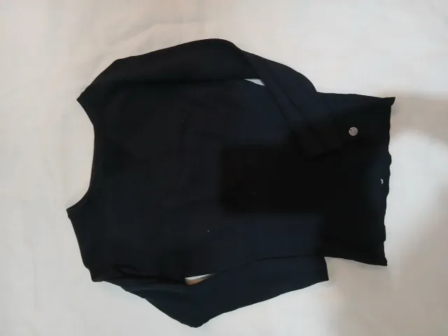 Camiseta negra con botones plateados