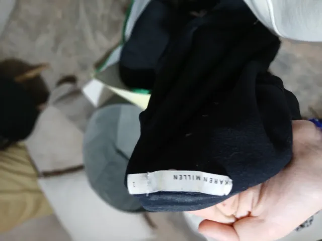 Camiseta negra con botones plateados