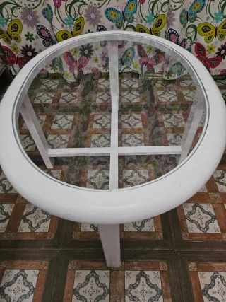 Mesa de cristal y madera ovalada