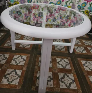 Mesa de cristal y madera ovalada