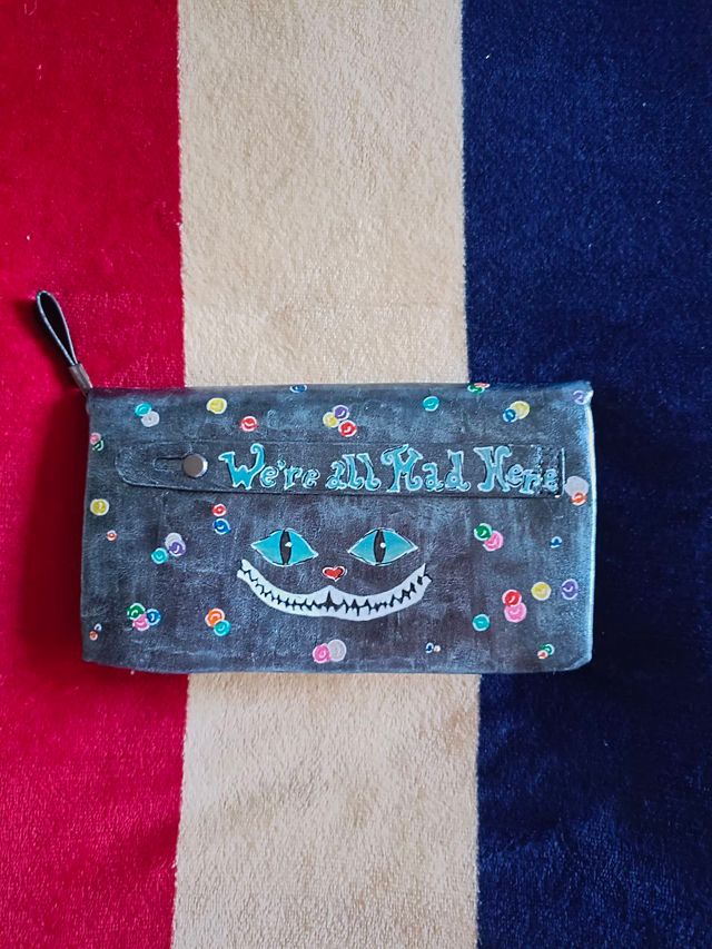 Monedero cuero pintado a mano Alicia