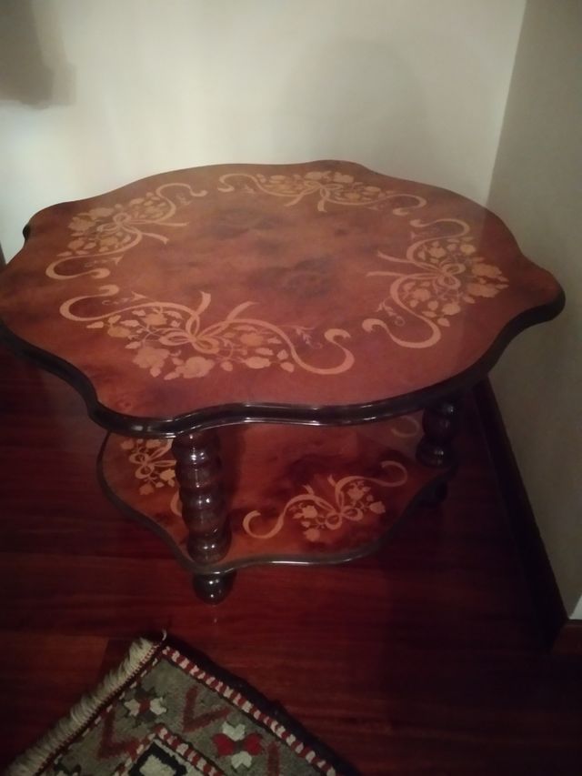 Mesa artesanal de maderas nobles