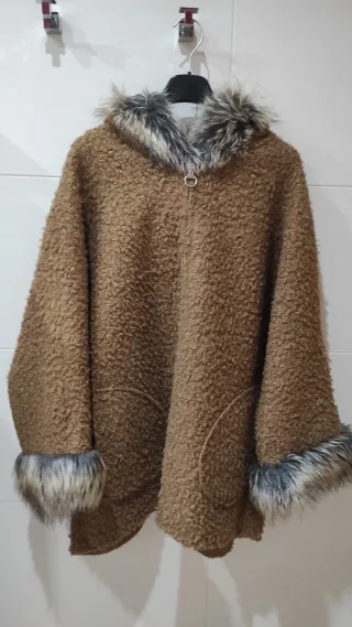 Poncho M con capucha y pelo