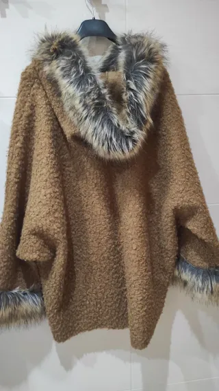 Poncho M con capucha y pelo