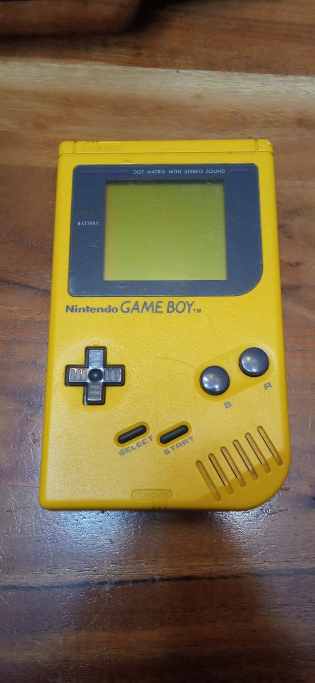 Nintendo Game Boy Amarillo con Accesorios