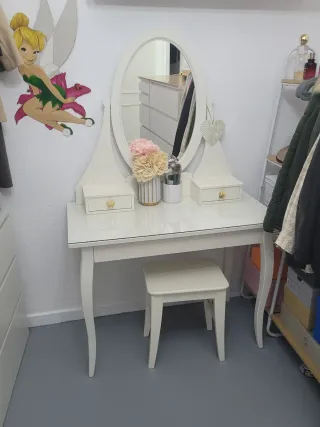 Tocador blanco con espejo y taburete