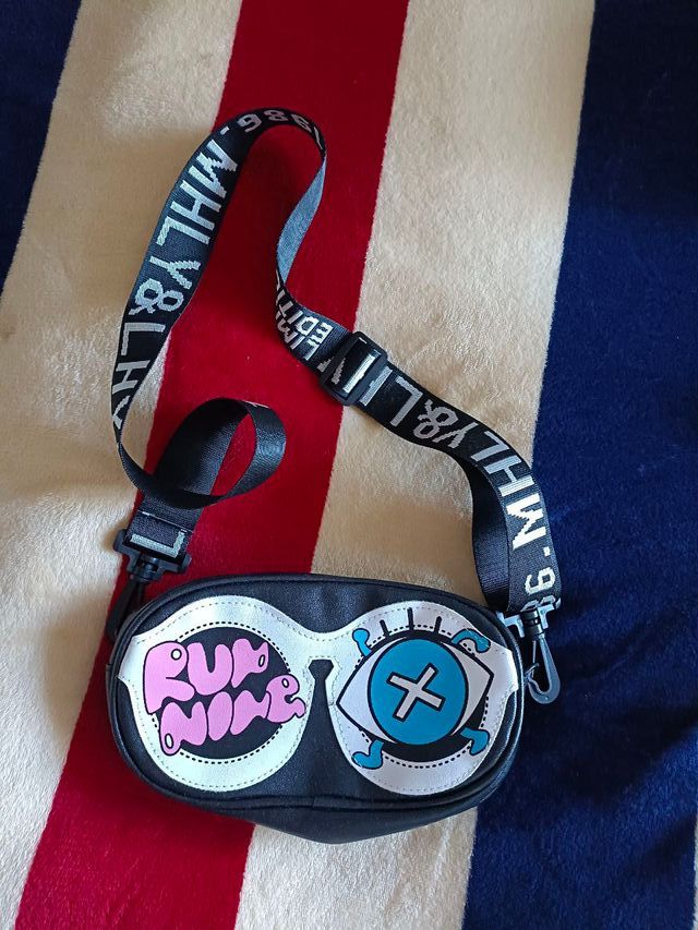 Riñonera negra con diseño gráfico