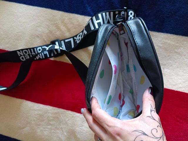 Riñonera negra con diseño gráfico