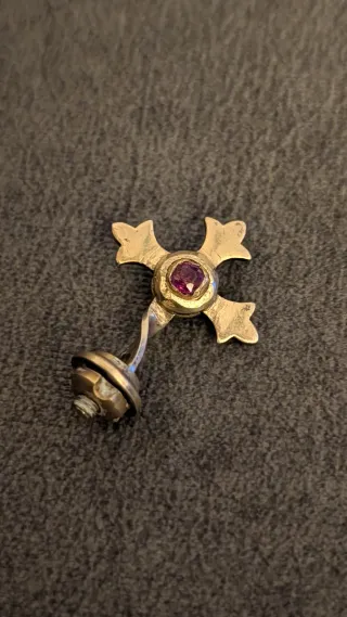 Cruz antigua con piedra azul