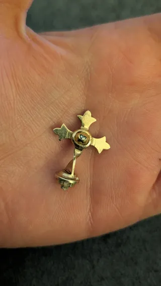 Cruz antigua con piedra azul