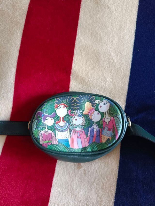 Riñonera verde con estampado artístico