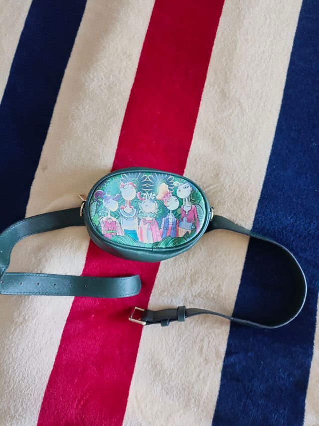 Riñonera verde con estampado artístico