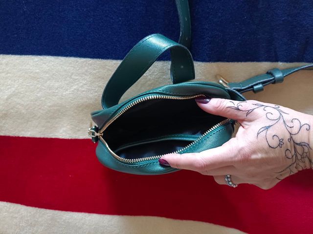 Riñonera verde con estampado artístico