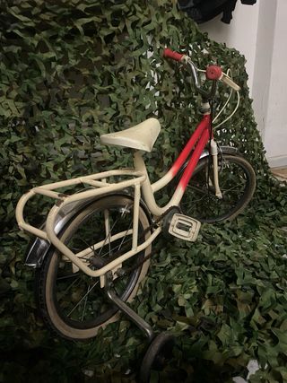 Bicicleta infantil vintage con ruedines