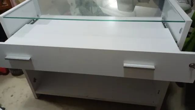 Mostrador de tienda con cajón y cristal