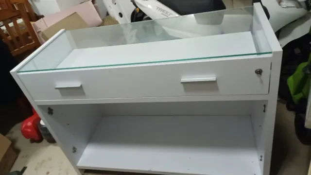 Mostrador de tienda con cajón y cristal