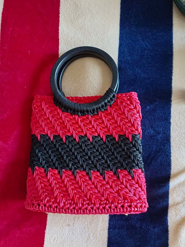Bolso de mano tejido rojo y negro