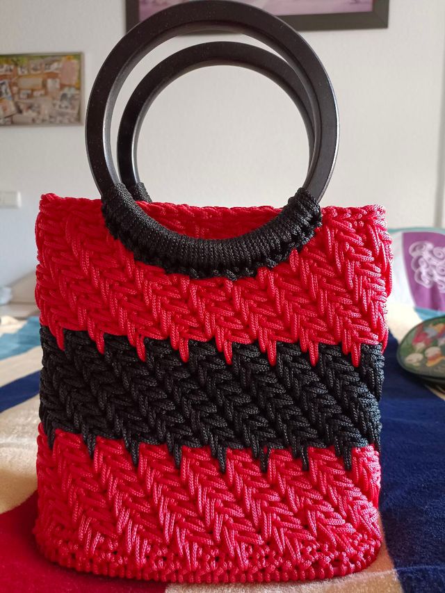 Bolso de mano tejido rojo y negro
