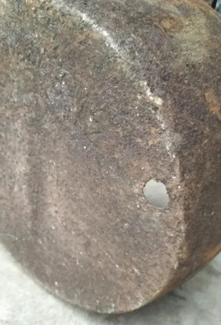 Antigua pota o pote de hierro fundido